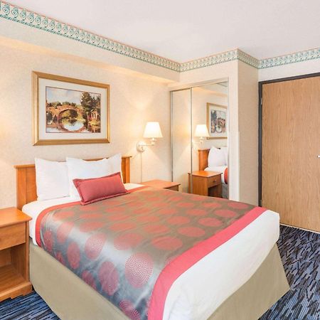 Ramada By Wyndham Kent Seattle Area Otel Dış mekan fotoğraf