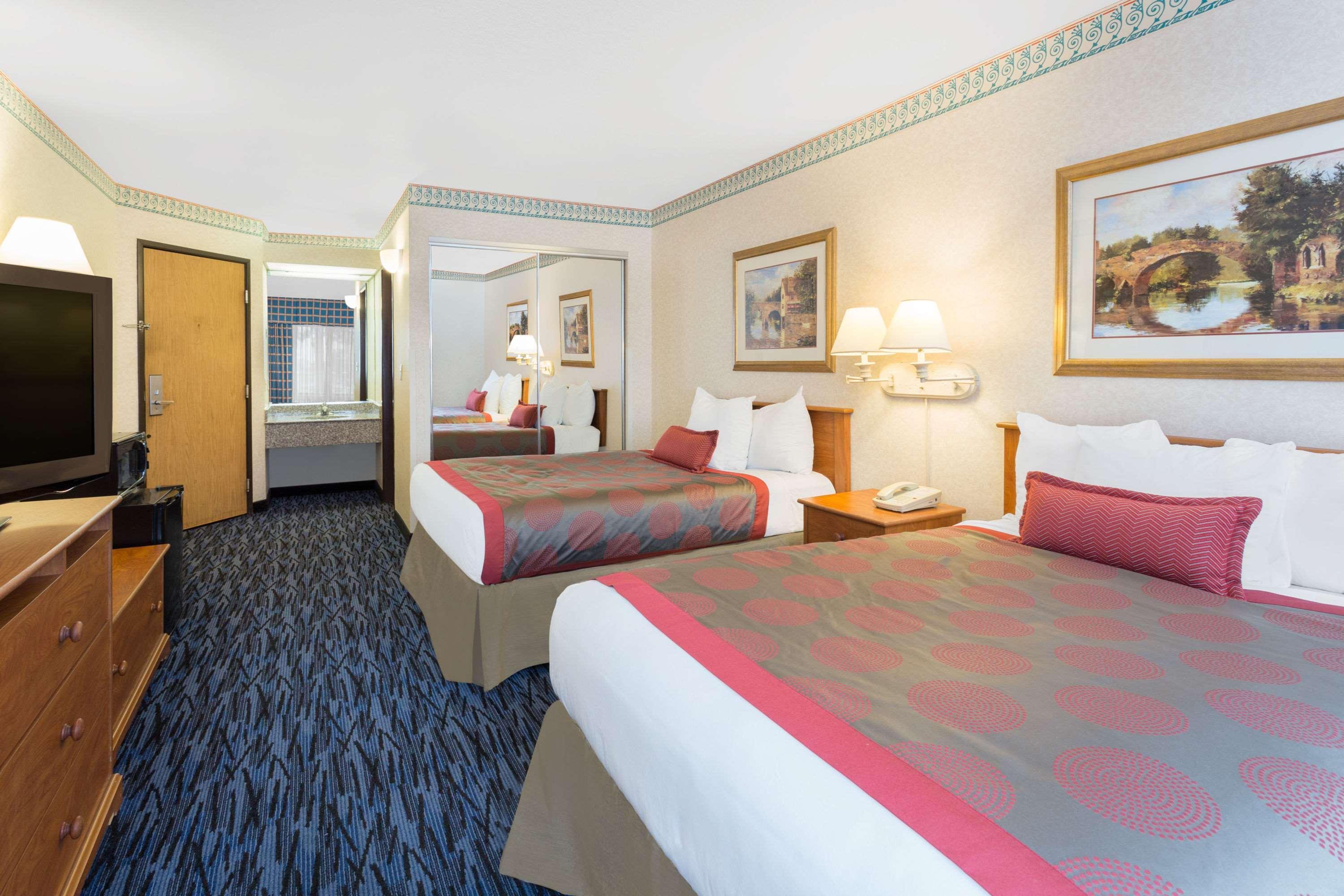 Ramada By Wyndham Kent Seattle Area Otel Dış mekan fotoğraf